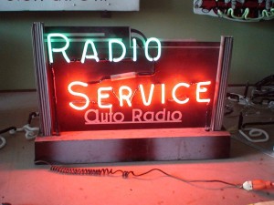 Vintage Sgns // Auto Radio